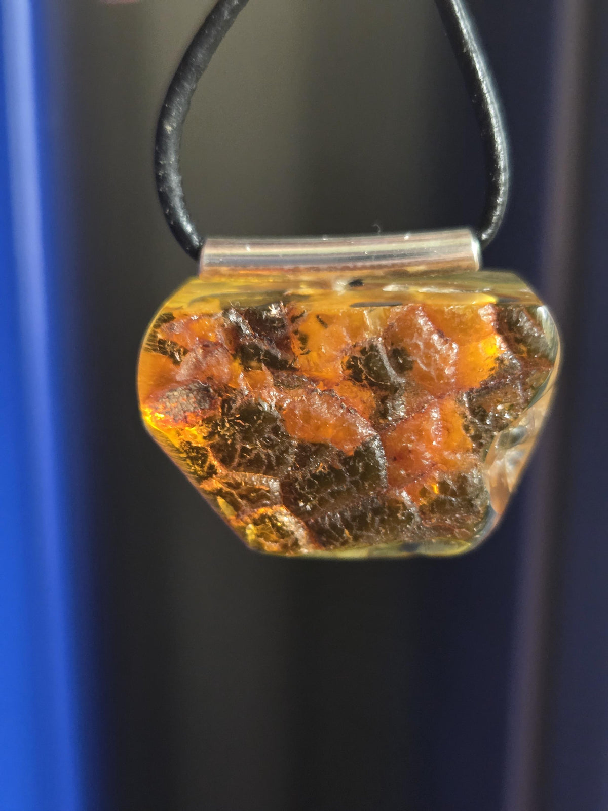 Baltischer Bernstein Anhänger, mit Einschlüssen von Blüten Bernstein Amulett, 27 x 33 x 14 mm, 925er Silberöse, an verstellbarem Lederband