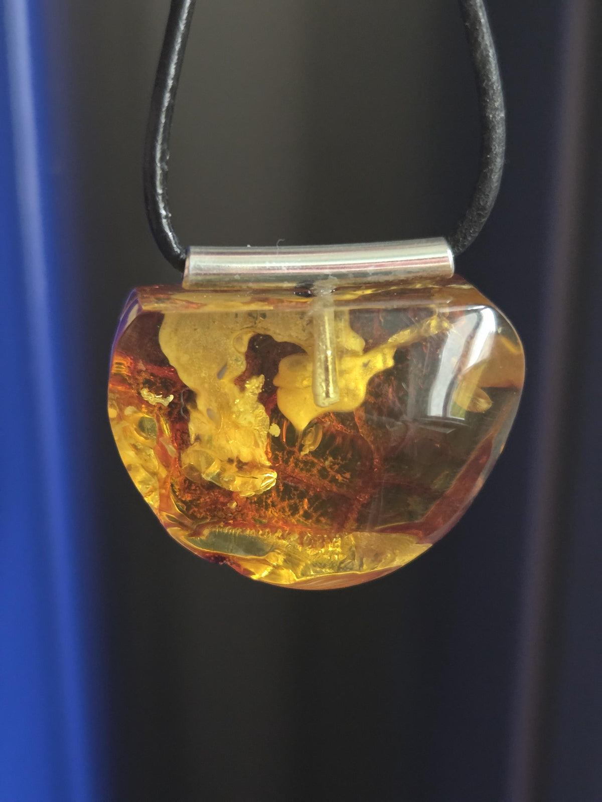 Baltischer Bernstein Anhänger, mit Einschlüssen von Blüten Bernstein Amulett, 27 x 33 x 14 mm, 925er Silberöse, an verstellbarem Lederband