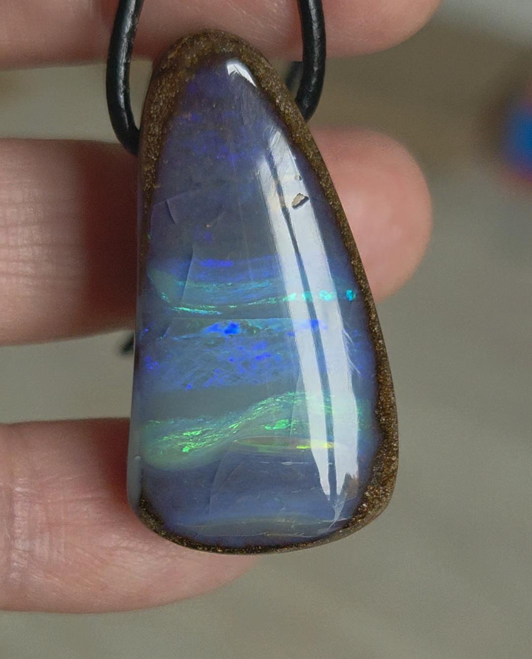 Boulder Opal Boulderopal Anhänger, 37 x 20 x 12 mm, an verstellbarem Lederband, blauer Kristall, flashfire Opal aus Winton Australien