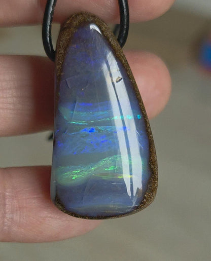 Boulder Opal Boulderopal Anhänger, 37 x 20 x 12 mm, an verstellbarem Lederband, blauer Kristall, flashfire Opal aus Winton Australien