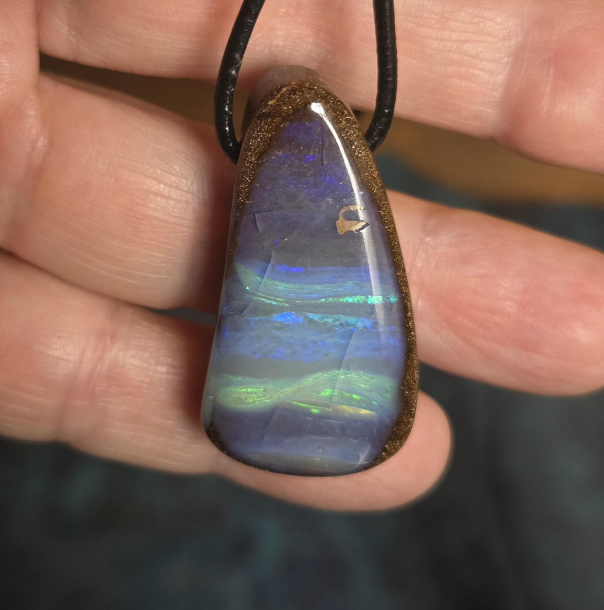 Boulder Opal Boulderopal Anhänger, 37 x 20 x 12 mm, an verstellbarem Lederband, blauer Kristall, flashfire Opal aus Winton Australien