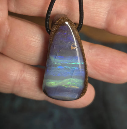 Boulder Opal Boulderopal Anhänger, 37 x 20 x 12 mm, an verstellbarem Lederband, blauer Kristall, flashfire Opal aus Winton Australien