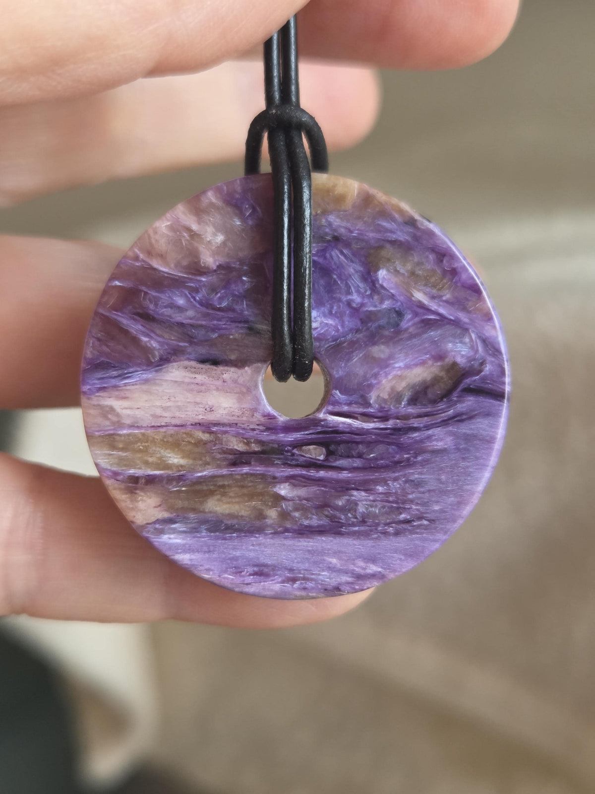 Charoit Donut Anhänger, Charoite 1A Qualität, Anhänger, 40 x 8 mm, an verstellbarem Lederband, Stirnchakra Kronenchakra, Pi-Stein