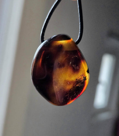 Bernstein Cognac Farben Anhänger, Bernstein Amulett, 33 x 28 x 13 mm , an Lederband, Ostseeküste Baltikum