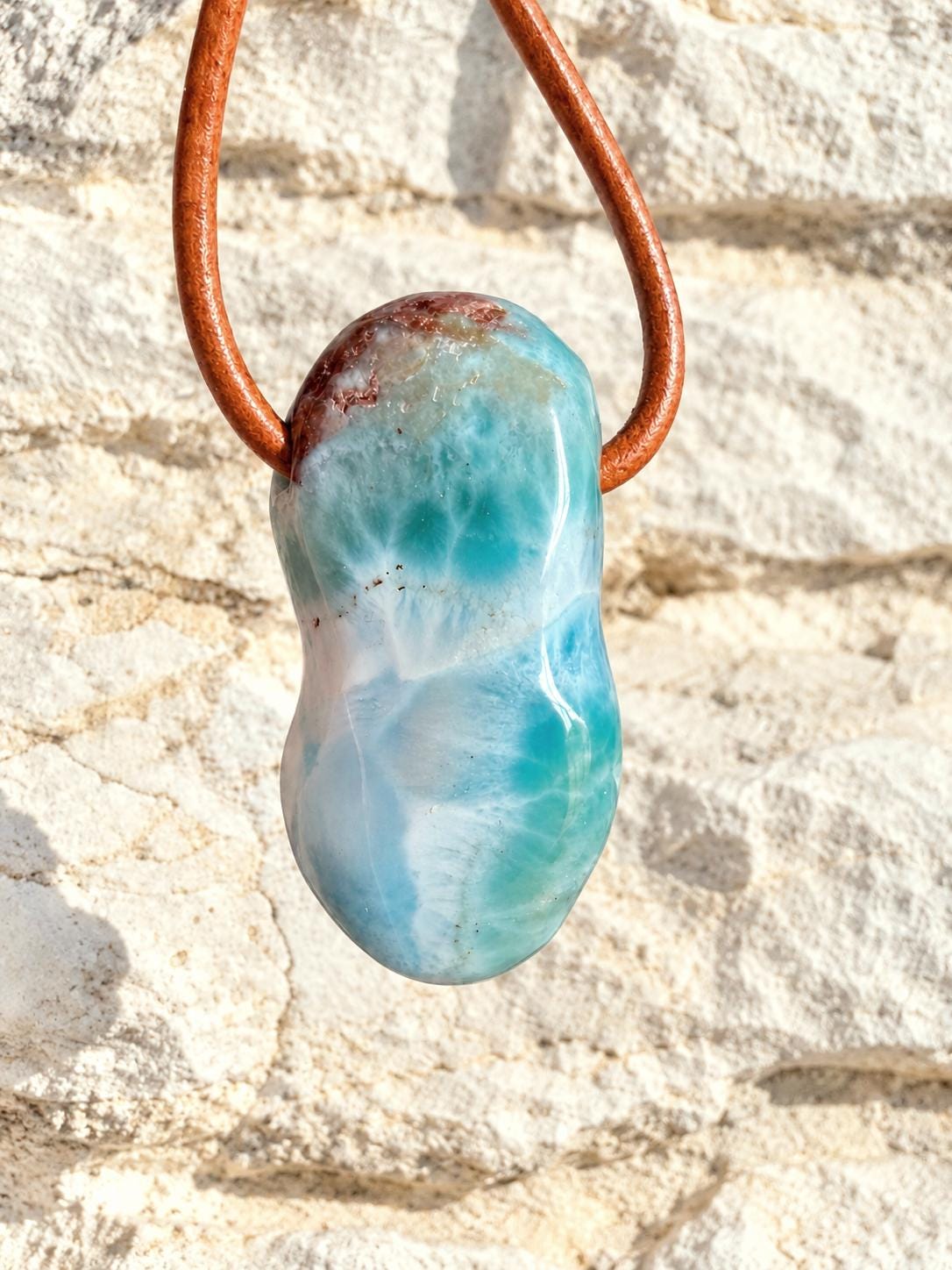 Larimar Anhänger, Atlantis Stein, 30 x 17 x 14 mm, gebohrt, an verstellbarem Lederband
