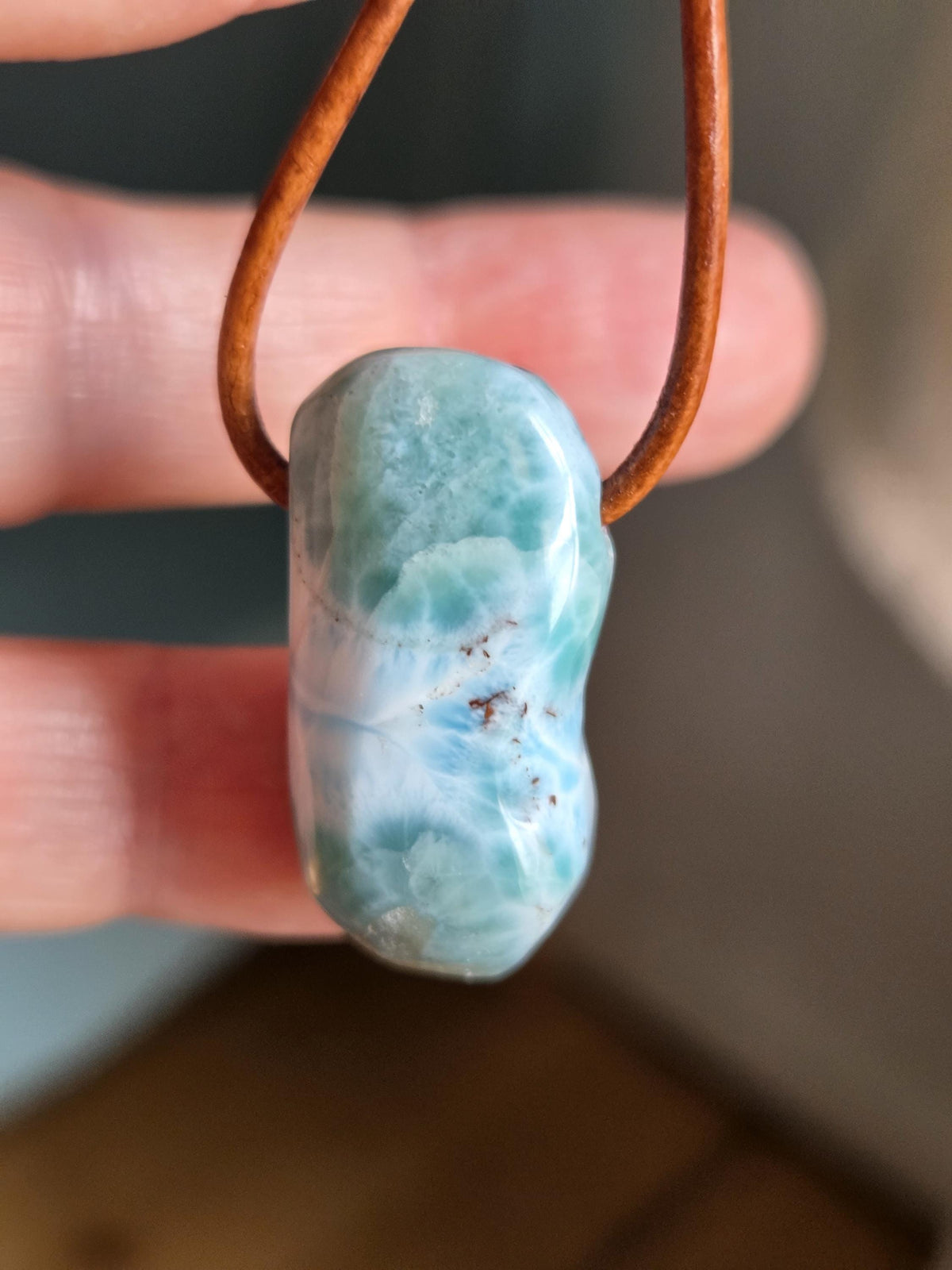 Larimar Anhänger, Atlantis Stein, 30 x 17 x 14 mm, gebohrt, an verstellbarem Lederband