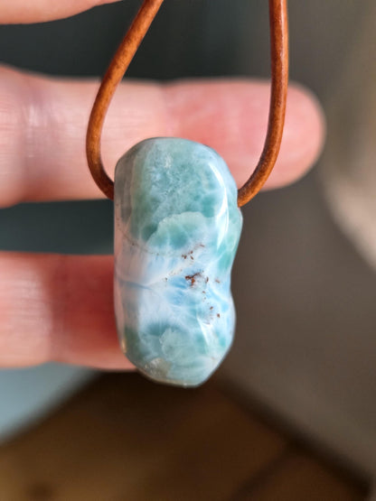 Larimar Anhänger, Atlantis Stein, 30 x 17 x 14 mm, gebohrt, an verstellbarem Lederband