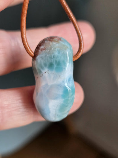 Larimar Anhänger, Atlantis Stein, 30 x 17 x 14 mm, gebohrt, an verstellbarem Lederband