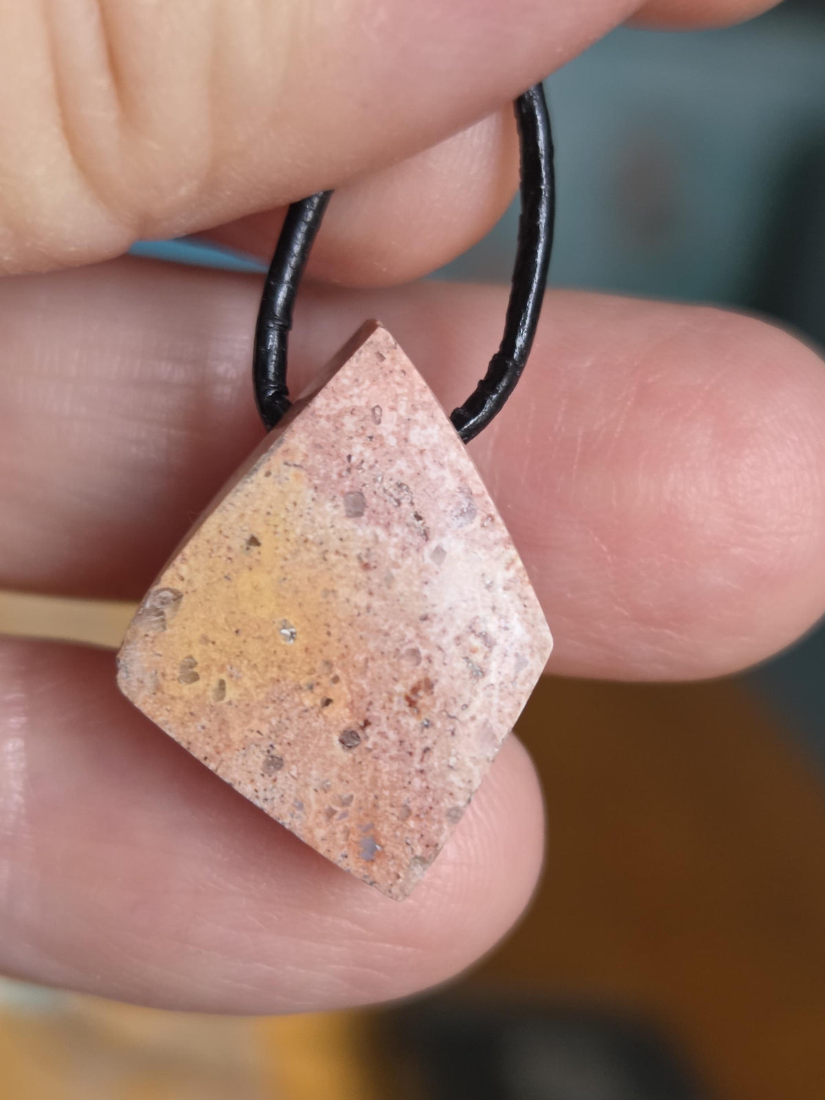 Mexikanischer Feueropal multicolor , Anhänger minimalistisch, 21 x 16 x 8 mm, gebohrt, an verstellbarem Lederband
