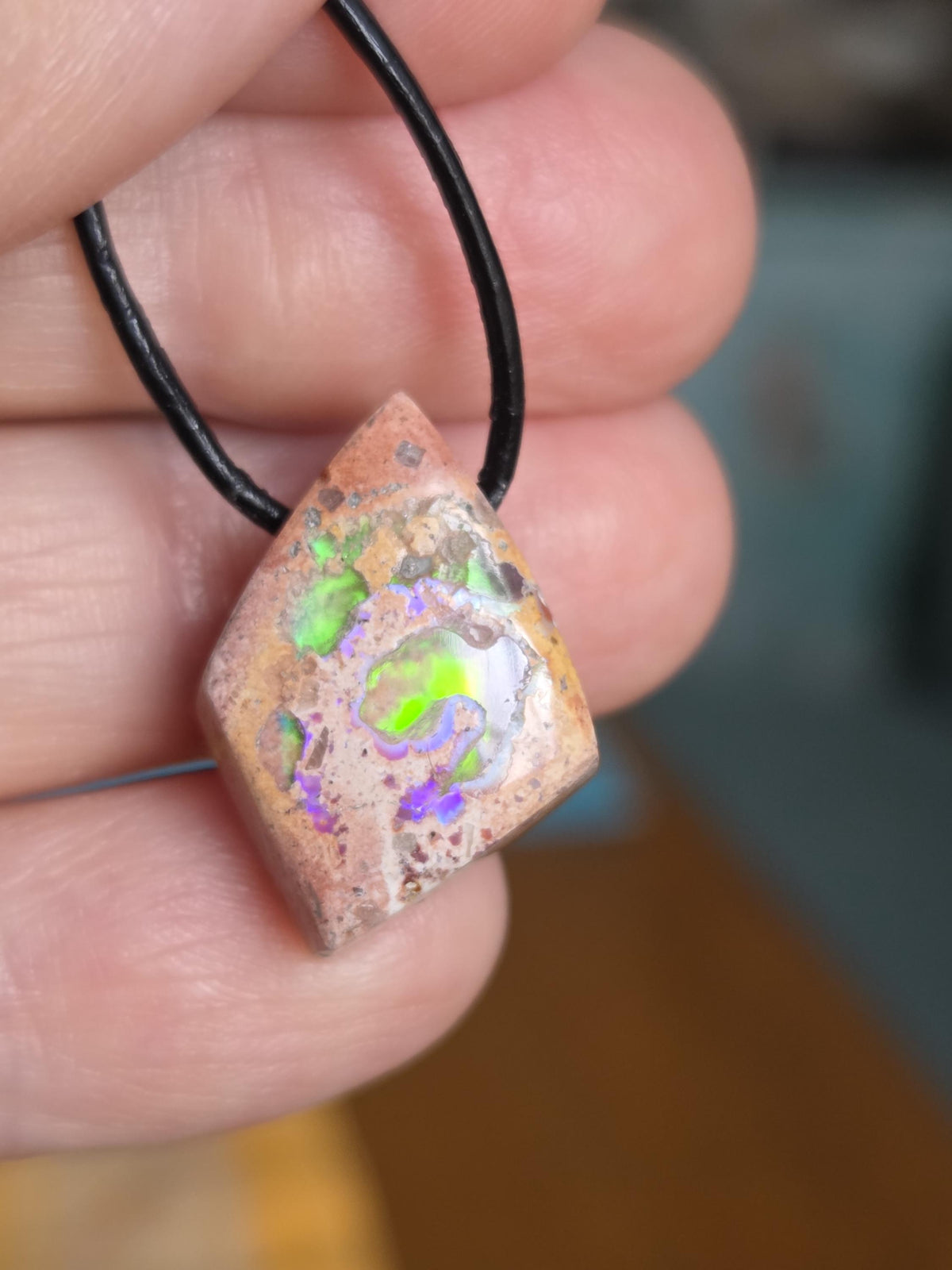 Mexikanischer Feueropal multicolor , Anhänger minimalistisch, 21 x 16 x 8 mm, gebohrt, an verstellbarem Lederband