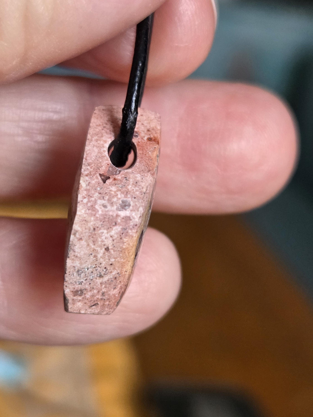 Mexikanischer Feueropal multicolor , Anhänger minimalistisch, 21 x 16 x 8 mm, gebohrt, an verstellbarem Lederband