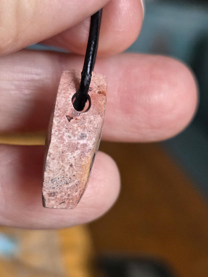 Mexikanischer Feueropal multicolor , Anhänger minimalistisch, 21 x 16 x 8 mm, gebohrt, an verstellbarem Lederband