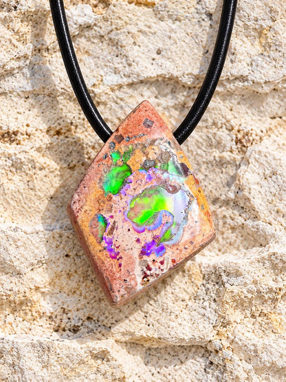 Mexikanischer Feueropal multicolor , Anhänger minimalistisch, 21 x 16 x 8 mm, gebohrt, an verstellbarem Lederband