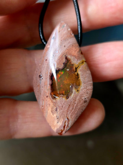 Mexikanischer Feueropal multicolor Anhänger, Navette 43 x 24 x 12 mm, gebohrt, an verstellbarem Lederband