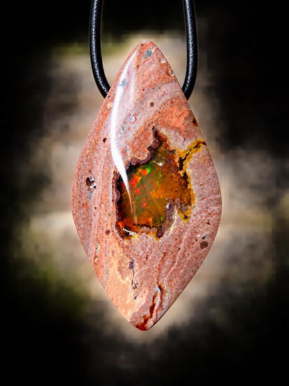 Mexikanischer Feueropal multicolor Anhänger, Navette 43 x 24 x 12 mm, gebohrt, an verstellbarem Lederband
