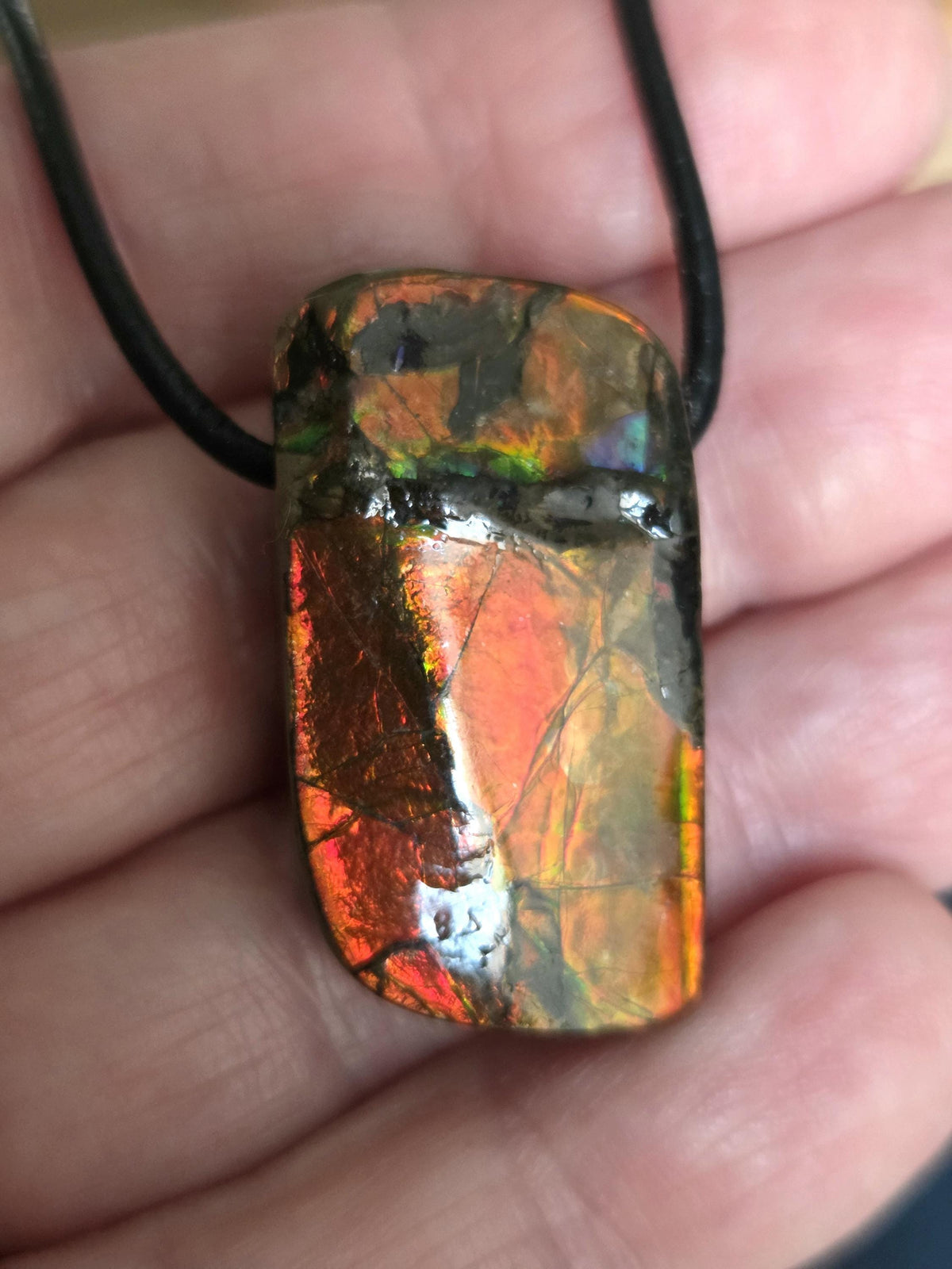 Magischer Ammolit Opal aus Alberta Kanada, Anhänger, 30 x 18 x 9 mm, gebohrt, an verstellbarem Lederband, ammolite, Ammonit
