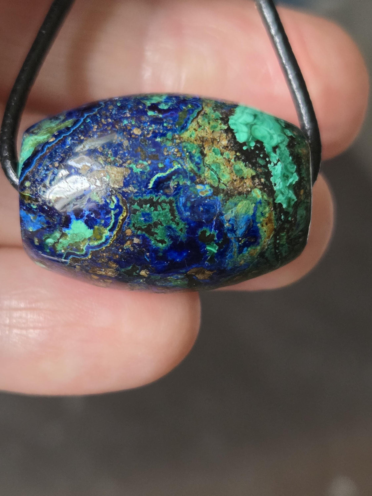 Wunderschöner seltener Azurit Malachit Tönnchen Anhänger, 18 x 28 mm, gebohrt, an verstellbarem Lederband