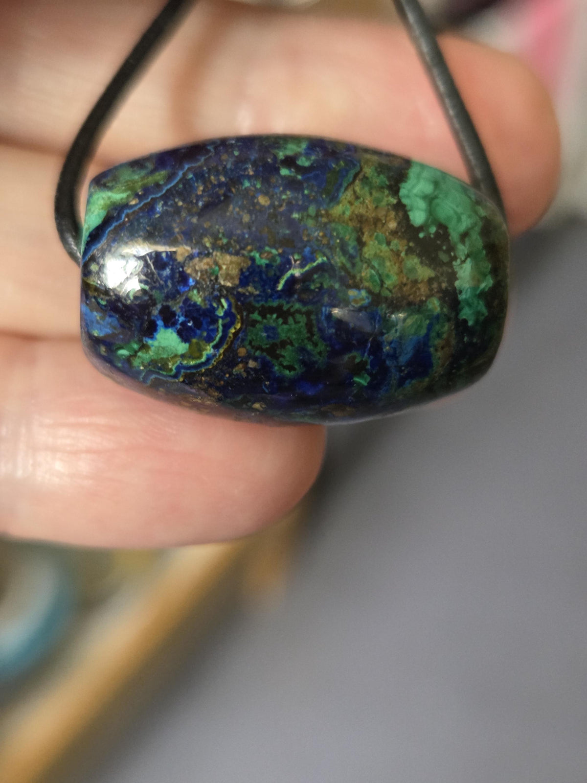 Wunderschöner seltener Azurit Malachit Tönnchen Anhänger, 18 x 28 mm, gebohrt, an verstellbarem Lederband