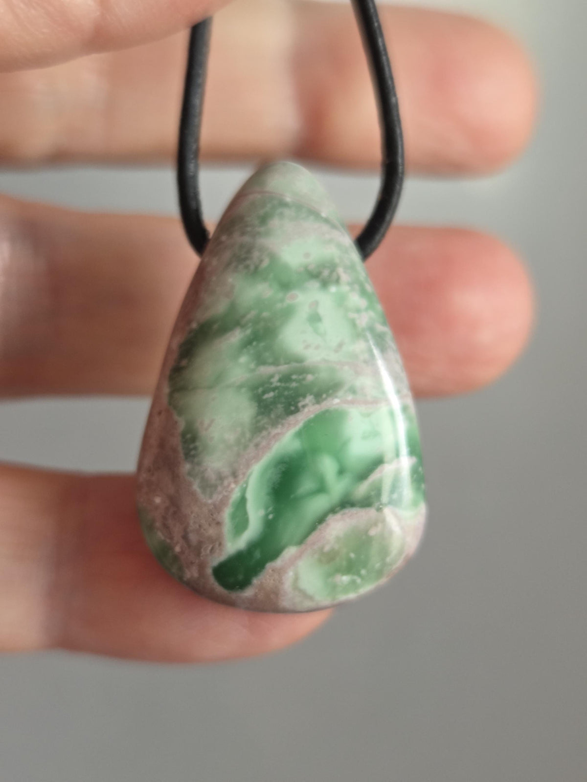 Seltener Variscit, Variscite, Variszit Anhänger, 33 x 23 x 9 mm, gebohrt, an verstellbarem Lederband