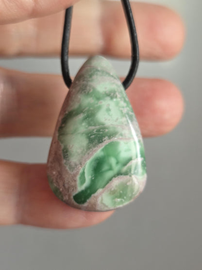 Seltener Variscit, Variscite, Variszit Anhänger, 33 x 23 x 9 mm, gebohrt, an verstellbarem Lederband