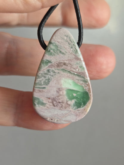 Seltener Variscit, Variscite, Variszit Anhänger, 33 x 23 x 9 mm, gebohrt, an verstellbarem Lederband