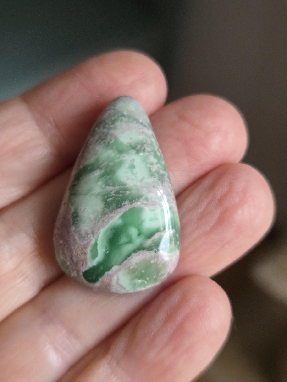 Seltener Variscit, Variscite, Variszit Anhänger, 33 x 23 x 9 mm, gebohrt, an verstellbarem Lederband