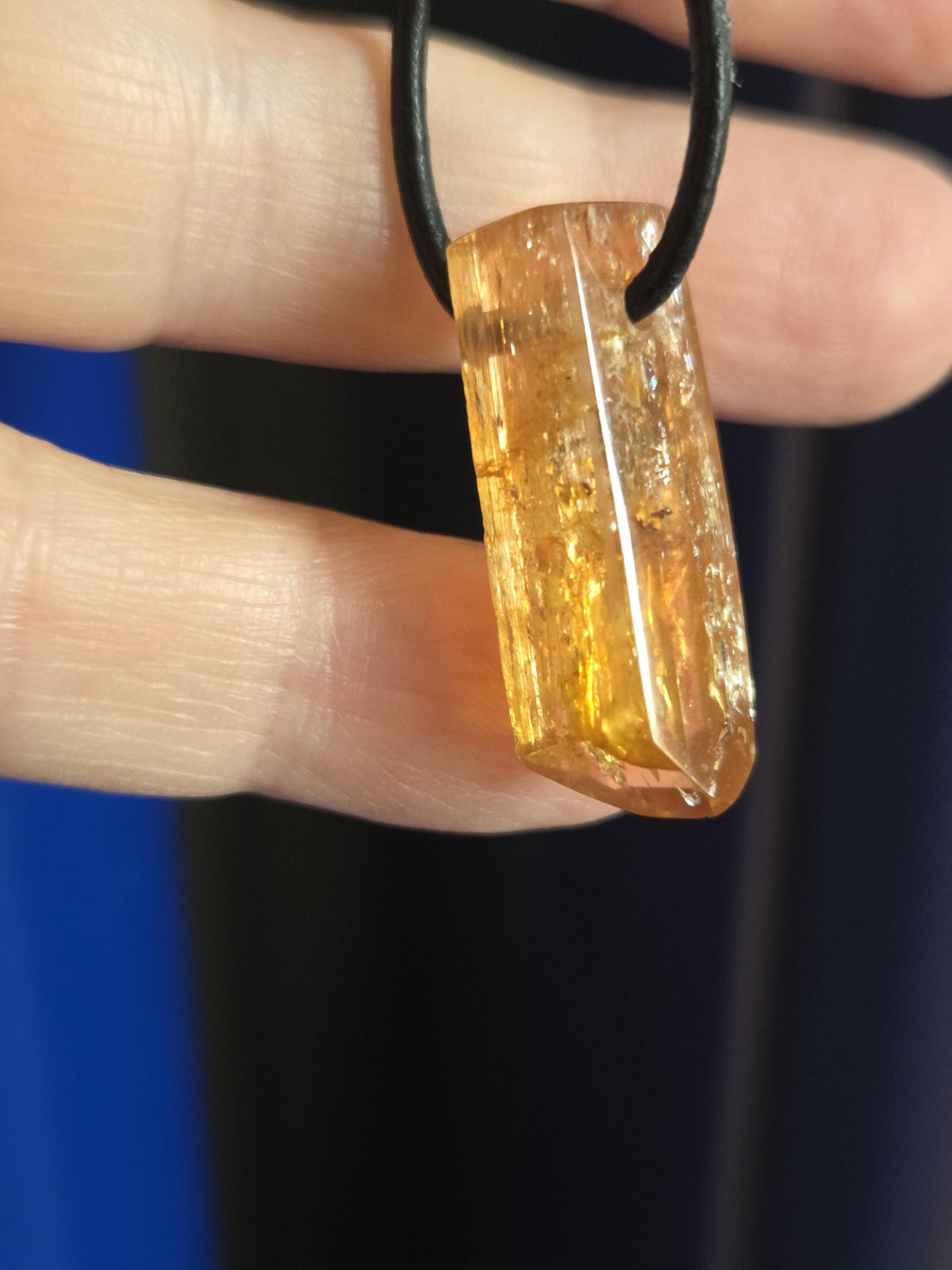 Imperial Topas Kaiser Topas Goldtopas Rohstein Anhänger, 28 x 9 x 9 mm, an verstellbarem Lederband, 5,57g., 27,90 ct.