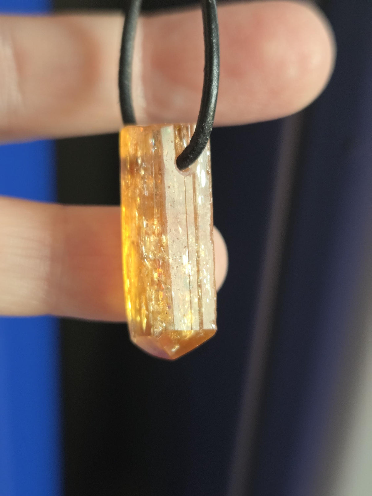 Imperial Topas Kaiser Topas Goldtopas Rohstein Anhänger, 28 x 9 x 9 mm, an verstellbarem Lederband, 5,57g., 27,90 ct.