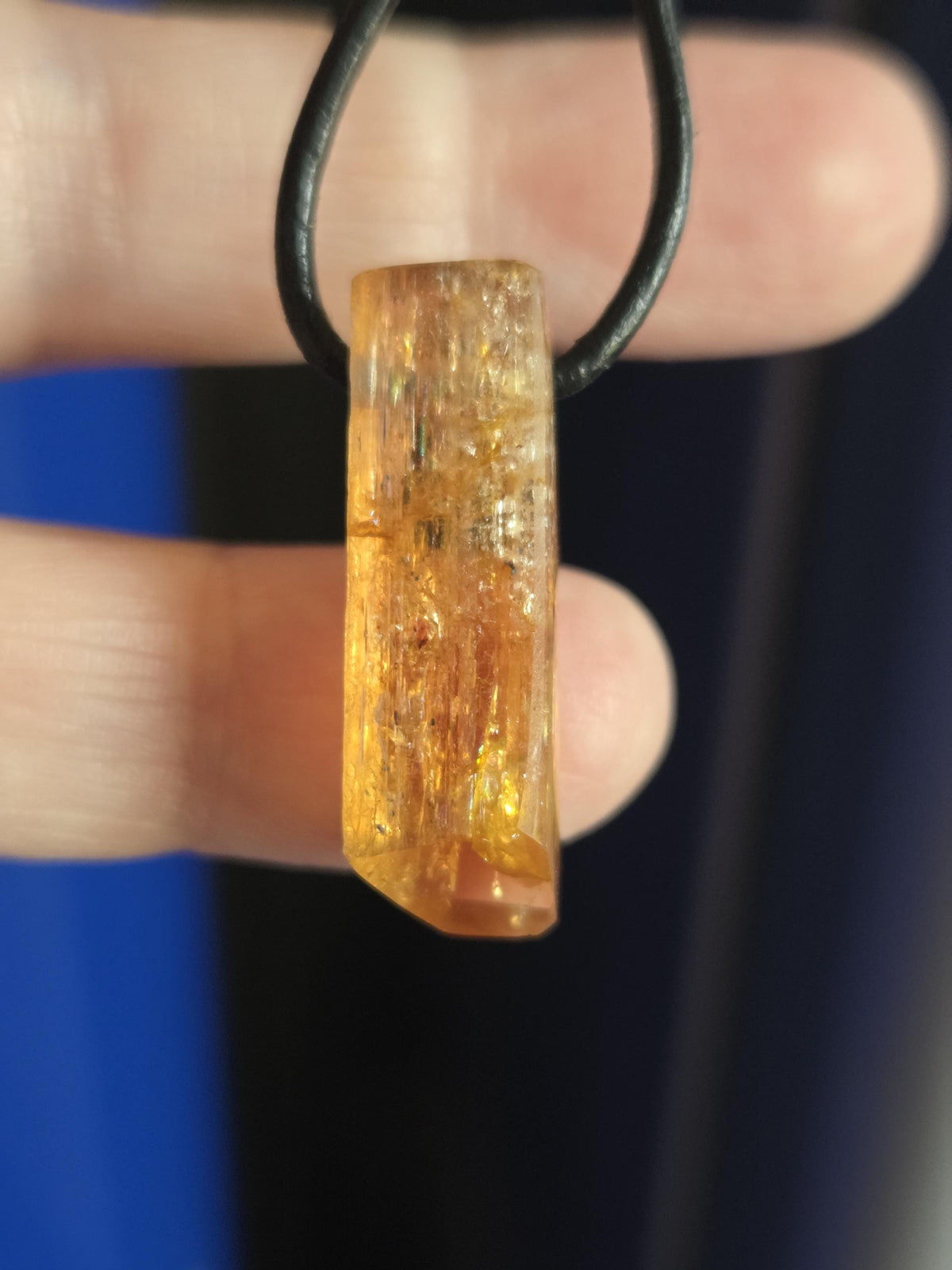Imperial Topas Kaiser Topas Goldtopas Rohstein Anhänger, 28 x 9 x 9 mm, an verstellbarem Lederband, 5,57g., 27,90 ct.