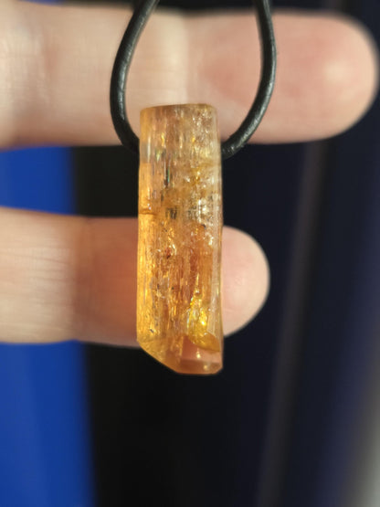 Imperial Topas Kaiser Topas Goldtopas Rohstein Anhänger, 28 x 9 x 9 mm, an verstellbarem Lederband, 5,57g., 27,90 ct.