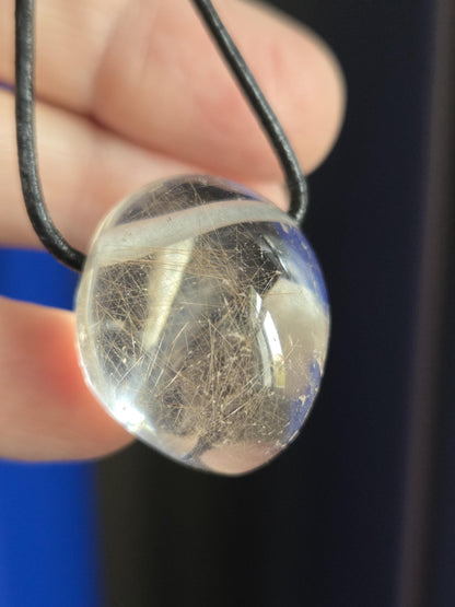 Magischer Lodolith Schamanenstein Bergkristall Inclusen Quarz feine Rutile und Muskovit, 27 x 23 x 21 mm, gebohrt, an Lederband