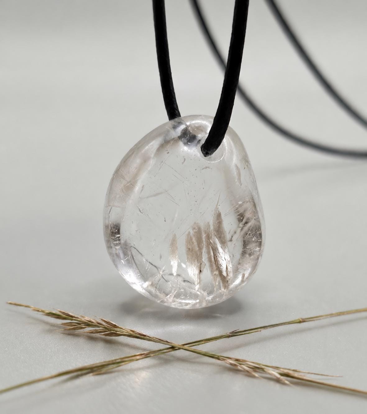 Magischer Lodolith Schamanenstein Bergkristall Inclusen Quarz feine Rutile und Muskovit, 27 x 23 x 21 mm, gebohrt, an Lederband