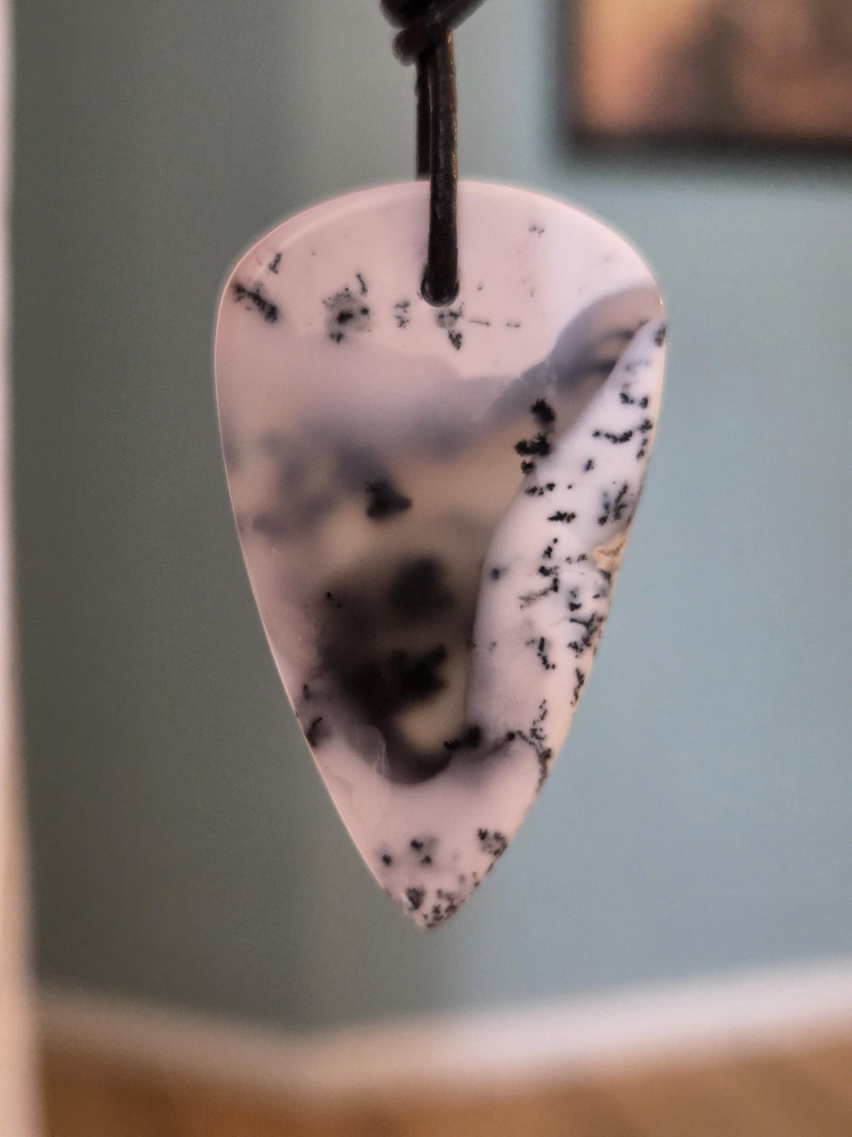 Dendriden Opal, Merlinit aus Madagaskar 42 x 25 x 6 mm, gebohrt, an verstellbarem Lederband