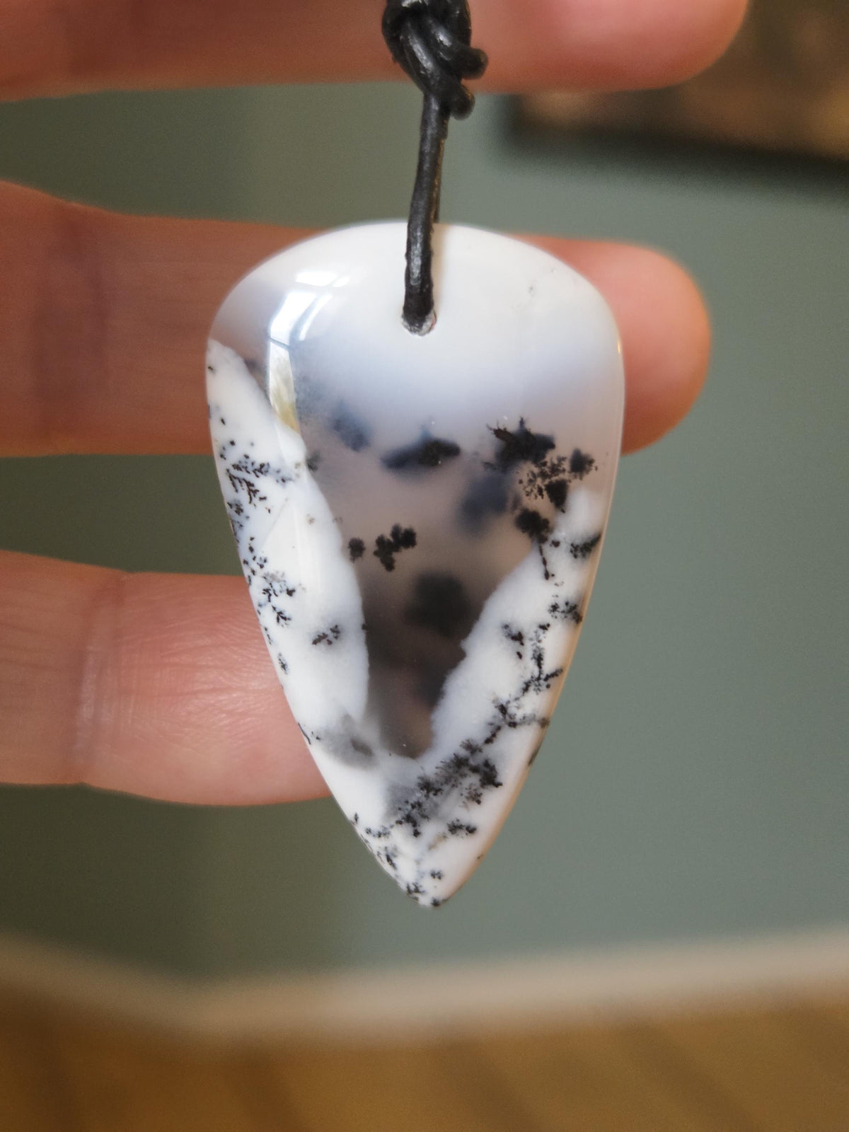 Dendriden Opal, Merlinit aus Madagaskar 42 x 25 x 6 mm, gebohrt, an verstellbarem Lederband