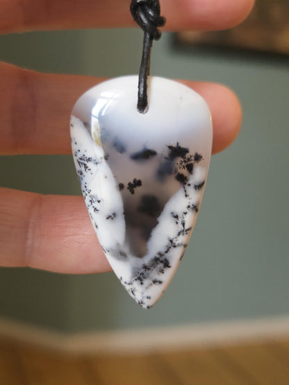 Dendriden Opal, Merlinit aus Madagaskar 42 x 25 x 6 mm, gebohrt, an verstellbarem Lederband