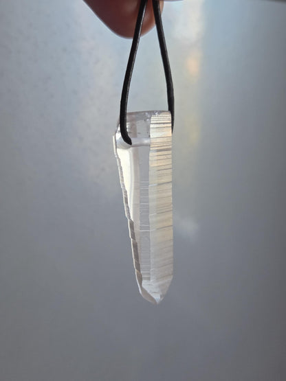 Magischer Lemuria lemurischer Kristall mit Yin Code, Kristallspitze Anhänger, 50 x 16 x 12 mm, Himalaya Kristall an Lederband