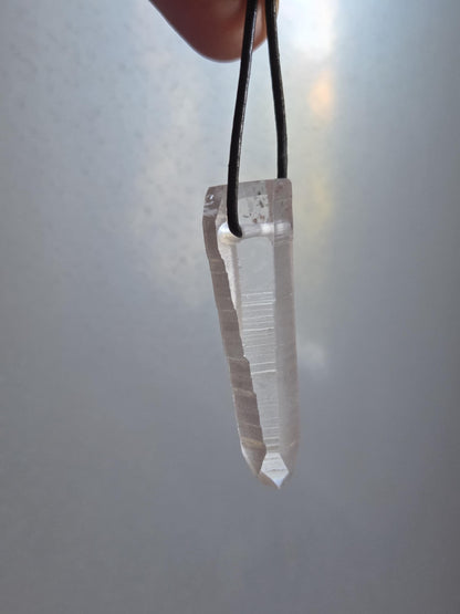 Magischer Lemuria lemurischer Kristall mit Yin Code, Kristallspitze Anhänger, 50 x 16 x 12 mm, Himalaya Kristall an Lederband