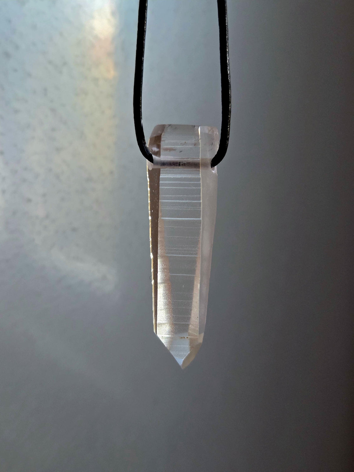 Magischer Lemuria lemurischer Kristall mit Yin Code, Kristallspitze Anhänger, 50 x 16 x 12 mm, Himalaya Kristall an Lederband
