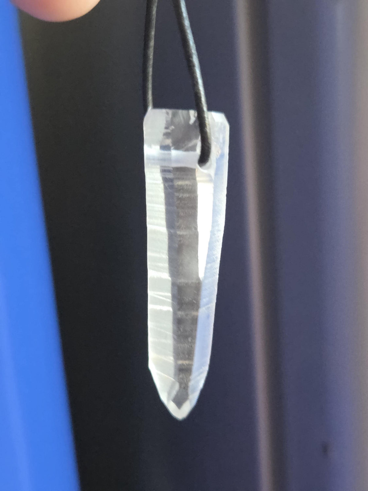 Magischer Lemuria lemurischer Kristall mit Yin Code, Kristallspitze Anhänger, 50 x 16 x 12 mm, Himalaya Kristall an Lederband