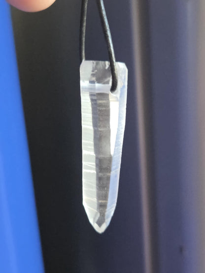 Magischer Lemuria lemurischer Kristall mit Yin Code, Kristallspitze Anhänger, 50 x 16 x 12 mm, Himalaya Kristall an Lederband