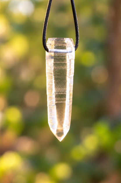 Magischer Lemuria lemurischer Kristall mit Yin Code, Kristallspitze Anhänger, 50 x 16 x 12 mm, Himalaya Kristall an Lederband
