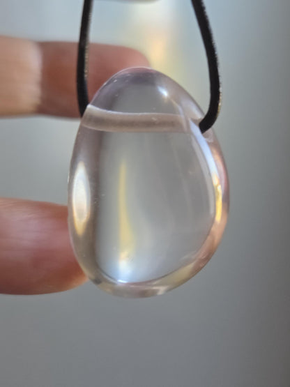 Bergkristall wasserklar Anhänger , 33 x 23 x 18 mm, gebohrt, an verstellbarem Lederband, Mont Blanc