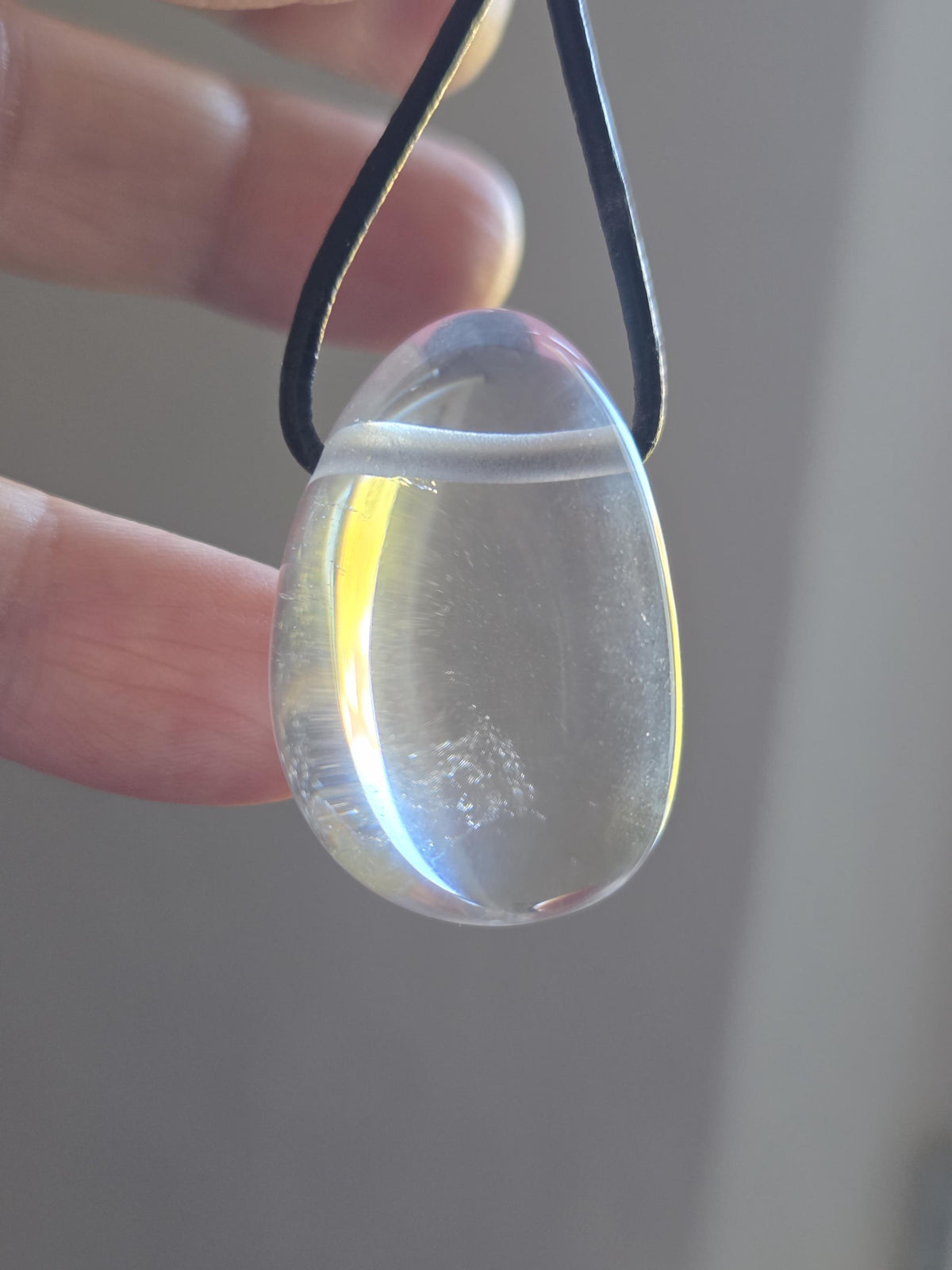 Bergkristall wasserklar Anhänger , 33 x 23 x 18 mm, gebohrt, an verstellbarem Lederband, Mont Blanc