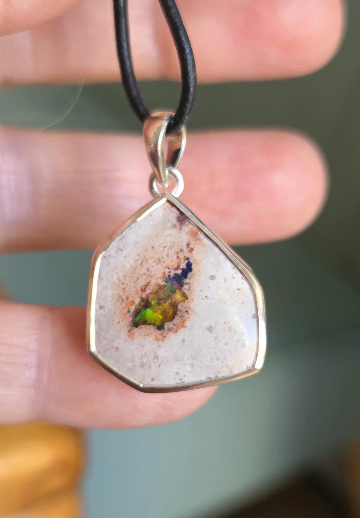 Mexikanischer Feueropal Anhänger, multicolor flashfire, mit 925er Silberöse, und Einfassung, an verstellbarem Lederband, 30 x 20 x 8 mm