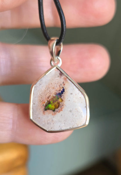 Mexikanischer Feueropal Anhänger, multicolor flashfire, mit 925er Silberöse, und Einfassung, an verstellbarem Lederband, 30 x 20 x 8 mm