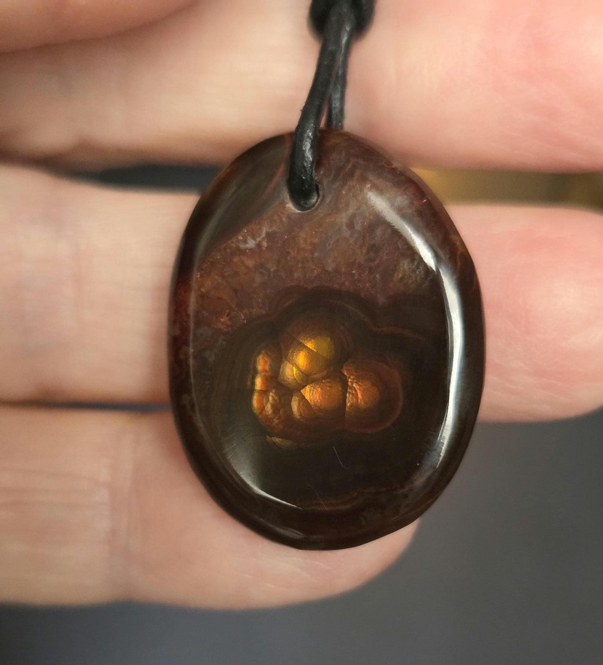 Magischer mexikanischer Feuerachat Feuer Achat Anhänger, in Medaillon Form geschliffen, 28 x 23 x 6 mm, gebohrt, an verstellbarem Lederband