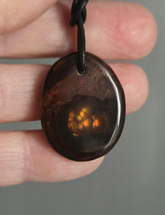 Magischer mexikanischer Feuerachat Feuer Achat Anhänger, in Medaillon Form geschliffen, 28 x 23 x 6 mm, gebohrt, an verstellbarem Lederband