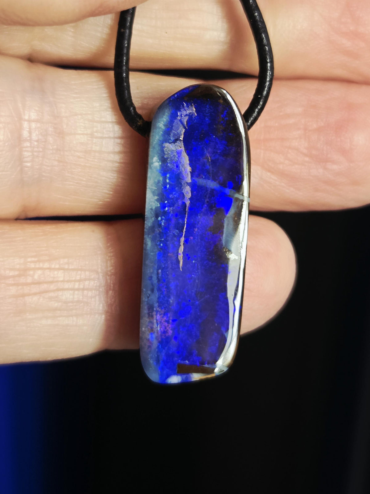 Boulderopal blau Anhänger, electric blue pattern, 31 x 11 x 14 mm, an verstellbarem Lederband, flashfire Opal Winton, schwarz grundig