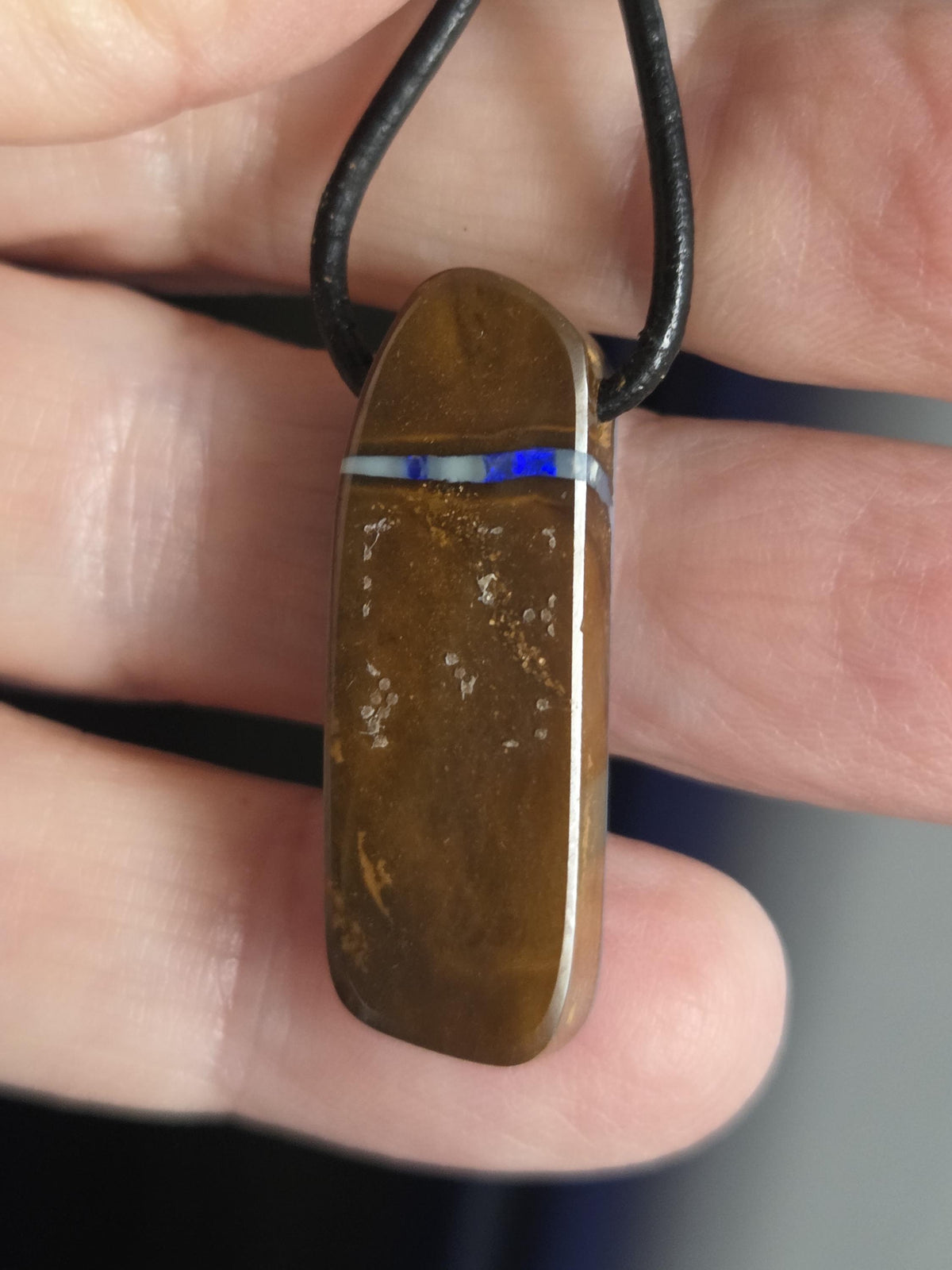 Boulderopal blau Anhänger, electric blue pattern, 31 x 11 x 14 mm, an verstellbarem Lederband, flashfire Opal Winton, schwarz grundig