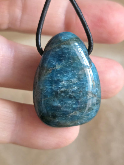 Apatit Anhänger, 30 x 23 x 11 mm, gebohrt, an verstellbarem Lederband, Hals Chakra, Harmonie und Lebensfreude